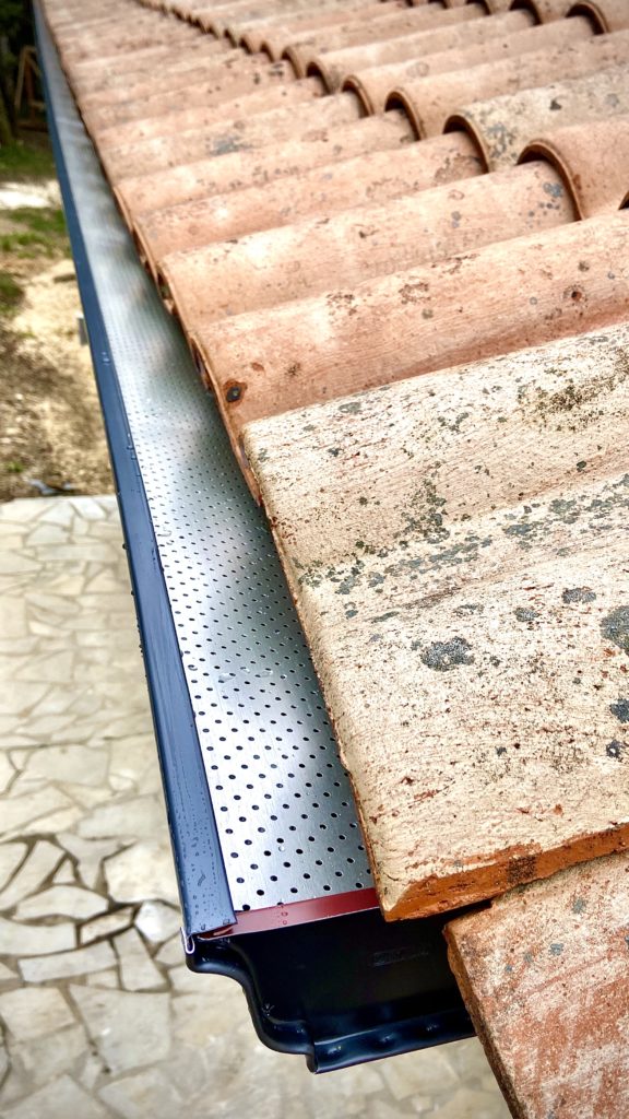 Grilles pare feuilles en aluminium modèle fixatech sur gouttière en aluminium DAL'ALU corniche G300 BA6