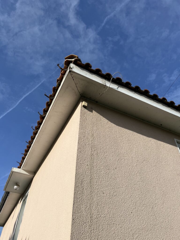 Avant la dépose du caisson en bois en mauvais état. Les gouttières zinc ont déjà été déposées