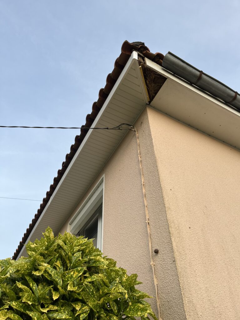 Pendant les travaux à gauche le caisson en pvc et à droite le caisson en bois et l’ancienne gouttière en zinc abîmées