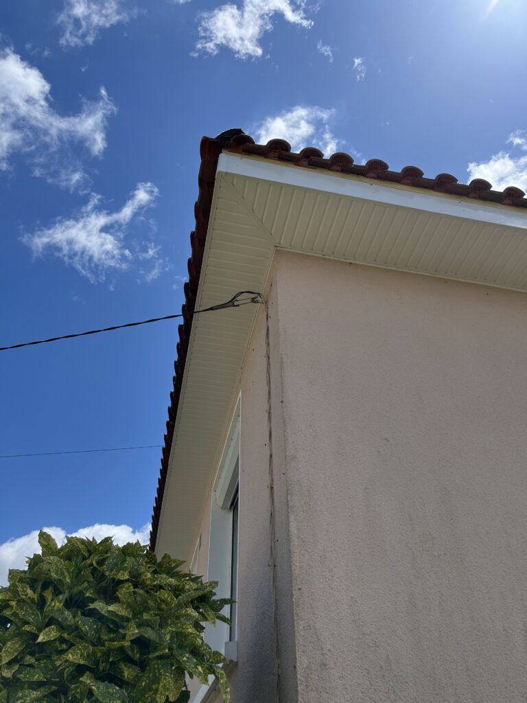 Le caisson PVC terminé avant la pose de nouvelles gouttières