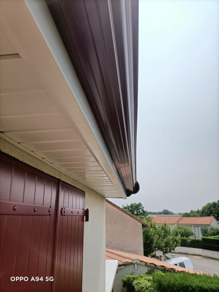 Habillage en alu blanc et gouttière corniche G300 rouge bordeaux DAL'ALU