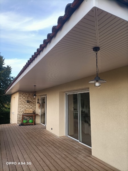 Caisson en pvc rénové et avant la pose des gouttières en aluminium