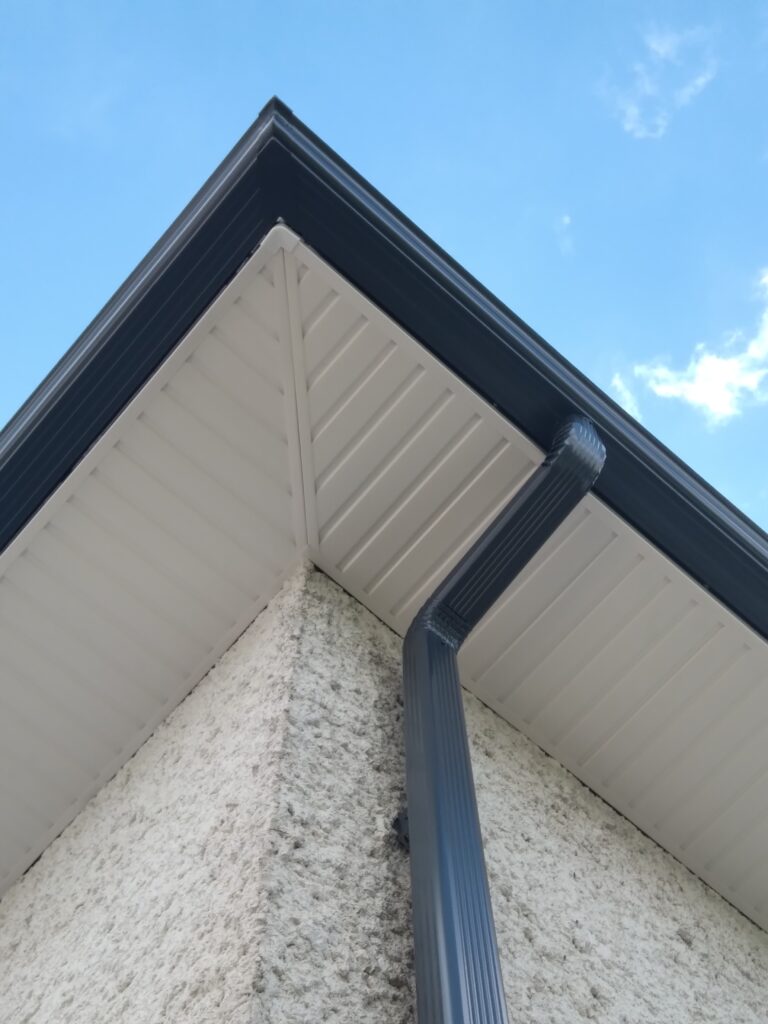 Caisson en pvc rénové avec des gouttières en aluminium DAL'ALU corniche gris anthracite