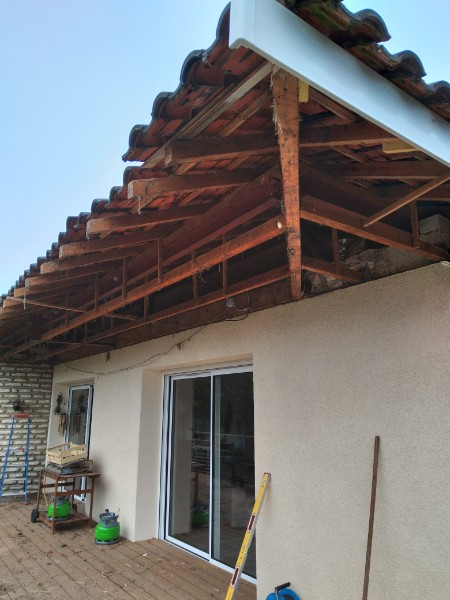 Avancée de toit en bois déposée avant la rénovation en pvc